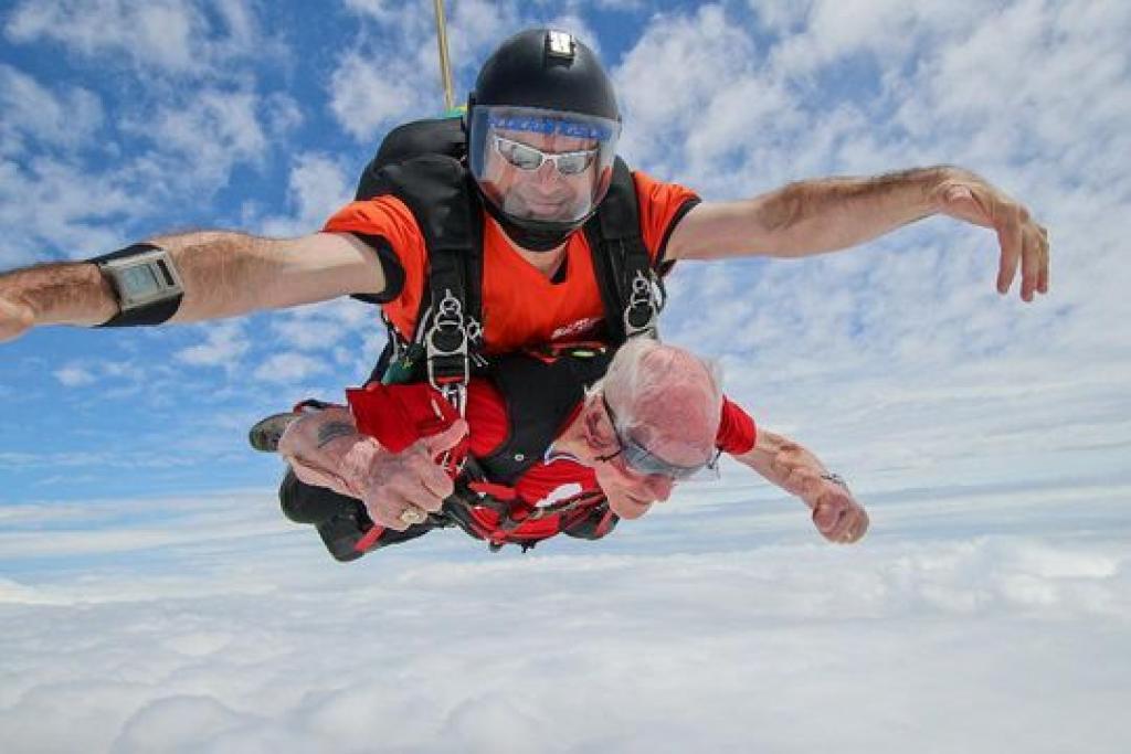 Une femme fête ses 94 ans en sautant en parachute (Pennsylvanie)