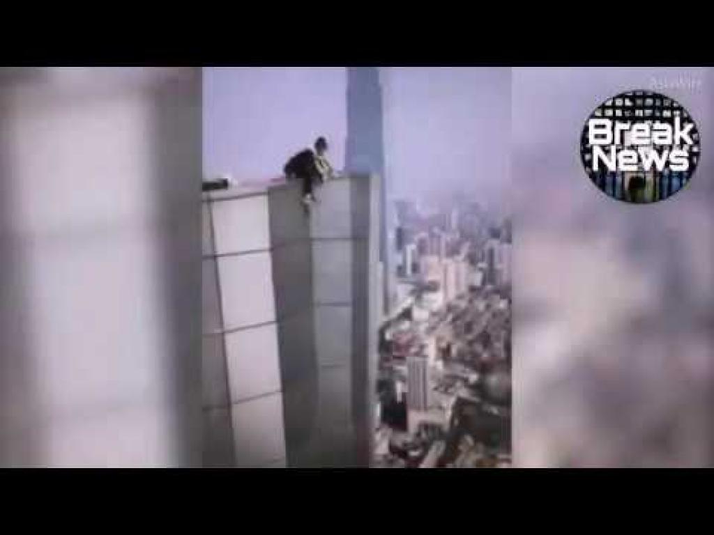 Vidéo Wu Yongning se tue en tombant d’un immeuble de 62 étages.