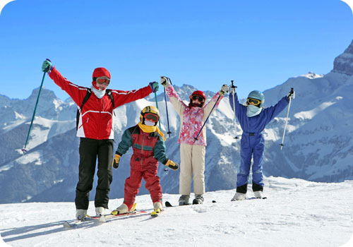 famille en vacances au ski