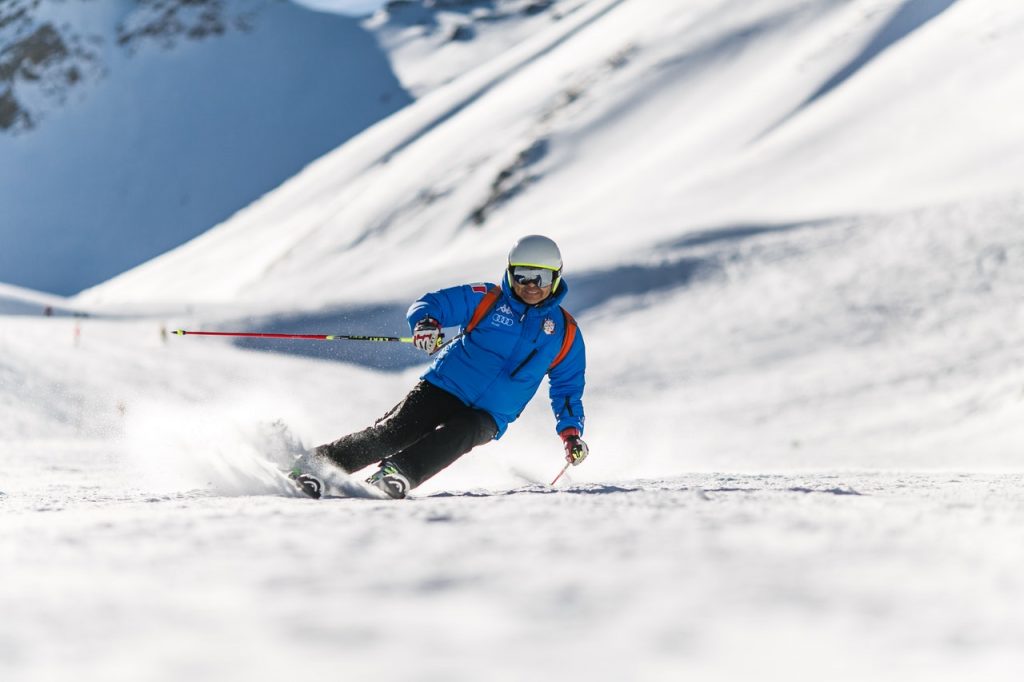 homme qui fait du ski de descente