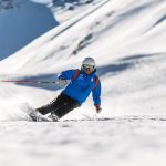 homme qui fait du ski de descente